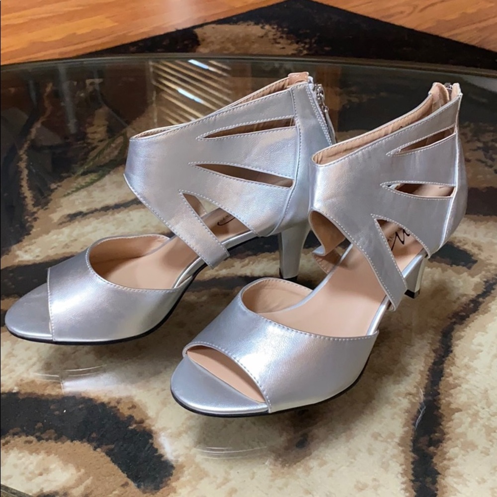 Heels - Picture 2 of 3